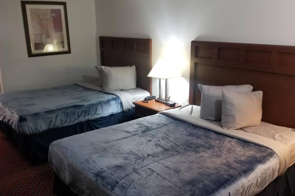 Hotel 2 Queen Beds Hotel Room 222 Wi-Fi Hot Tub Booking Stillwater Ngoại thất bức ảnh