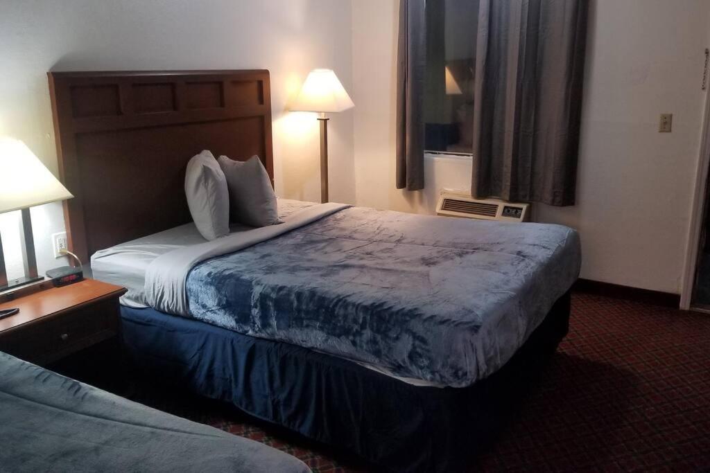 Hotel 2 Queen Beds Hotel Room 222 Wi-Fi Hot Tub Booking Stillwater Ngoại thất bức ảnh